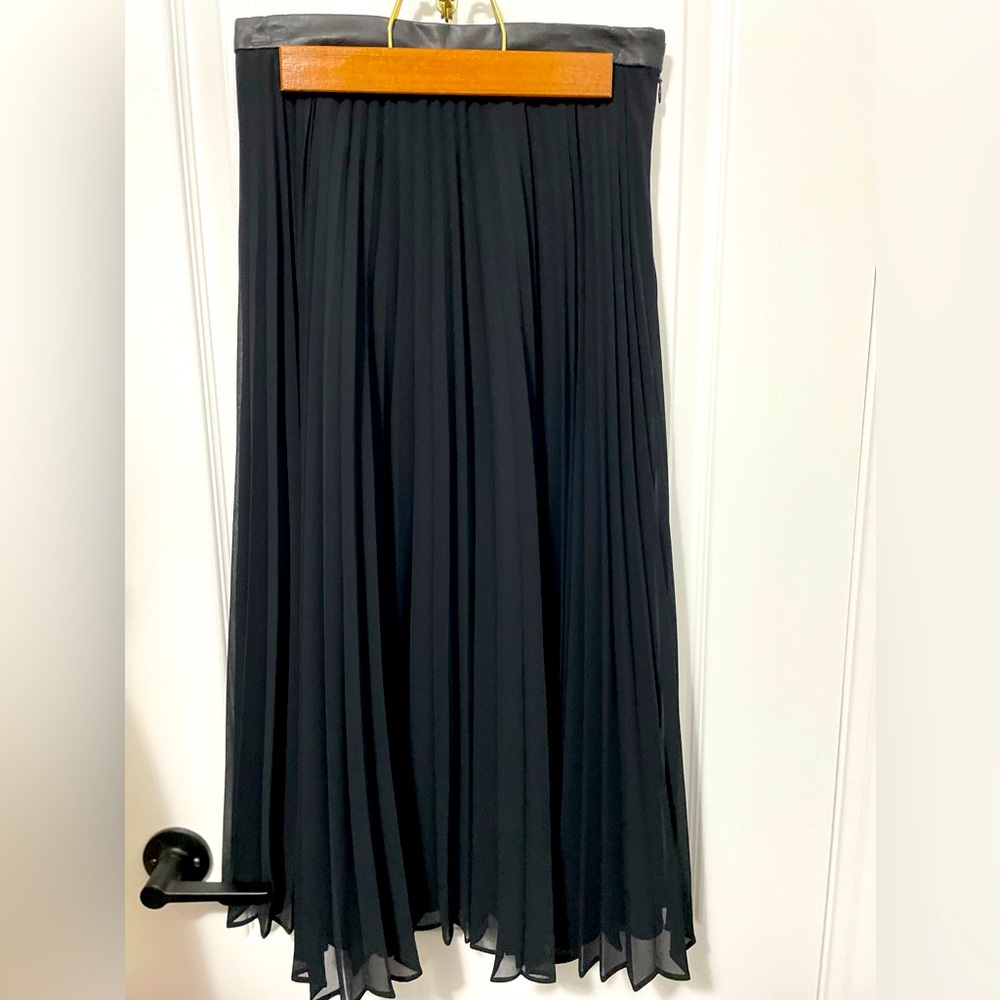 Pleated Midi Skirt w Faux Leather waistband. Size 2
